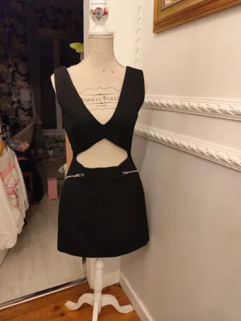 Robe noir courte Zara découpé poitrine noire zip