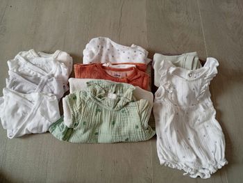 Lot de vêtements taille naissance et 1 mois