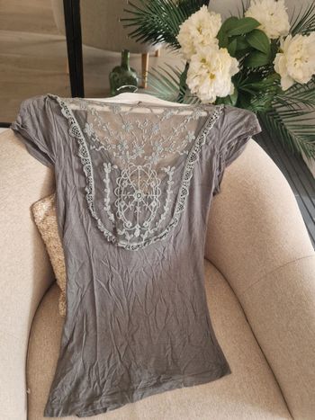 Haut kaki dos en dentelle