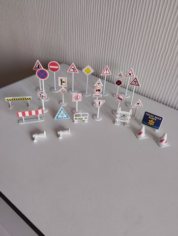 Lot panneaux de signalisation et accessoires