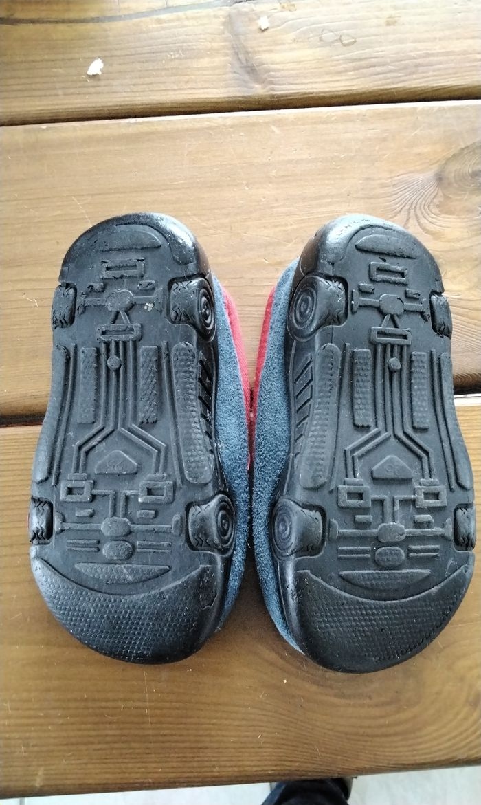 Chaussons  ,voiture  Cars ,Disney  Pixar  ,pointure  25 - photo numéro 6
