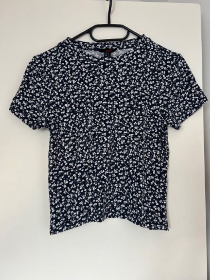 t-shirt bleu marine fleuris taille M