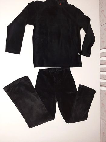 Ensemble velours ras noir et broderie rose rouge .taille 10 ans