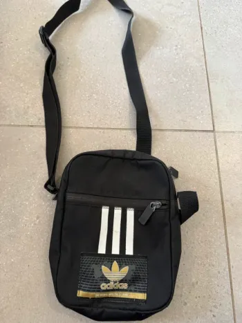 Pochette à bandoulière Adidas, 15x20cm il y a quelques marques d'usures