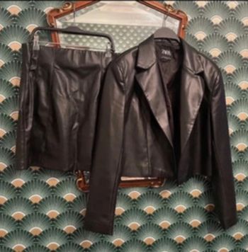 Très beau tailleur blazer jupe en similicuir Zara taille 40/42