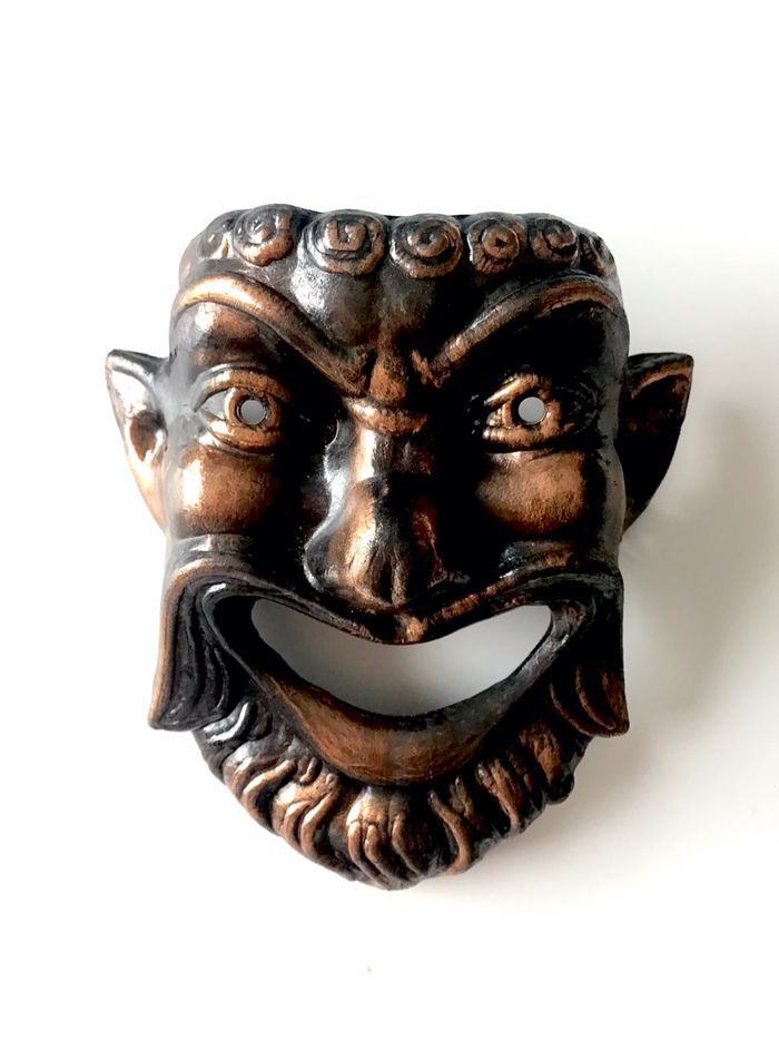 Masque de la tragédie grecque en mètal