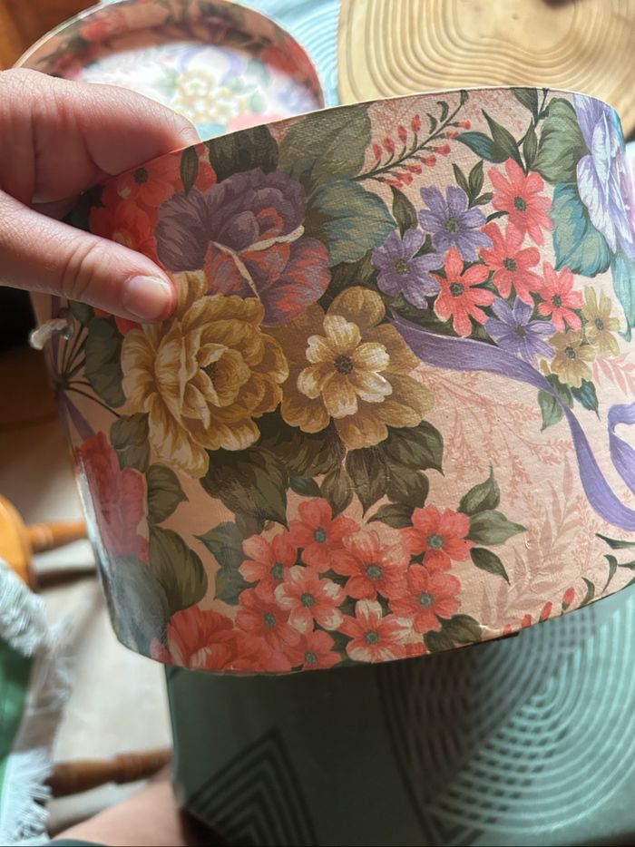 Boîte ronde avec des fleurs - photo numéro 5