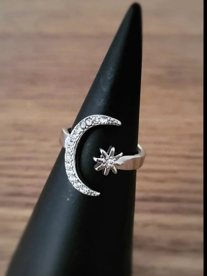 Bague lune et étoile en strass argentés – bijou fantaisie femme ajustable – style céleste bohème