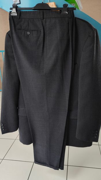 costume gris foncé taille 54 /44 en très bon état In Extenso