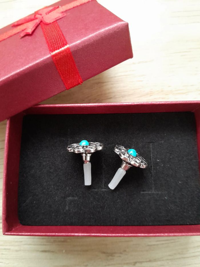 Boucles d'oreilles, fleurs, style Bohème, argentées et pierres turquoise - photo numéro 4