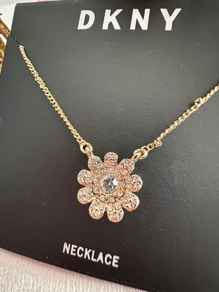 🌸 Collier fleur DKNY doré – Authentique & raffiné 🌸 - photo numéro 4