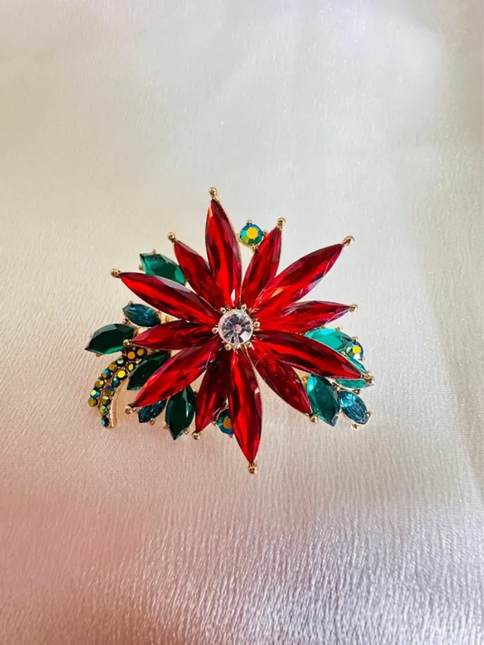 Éclat de Noël – Broche Napier Fleur en Cristaux - photo numéro 2