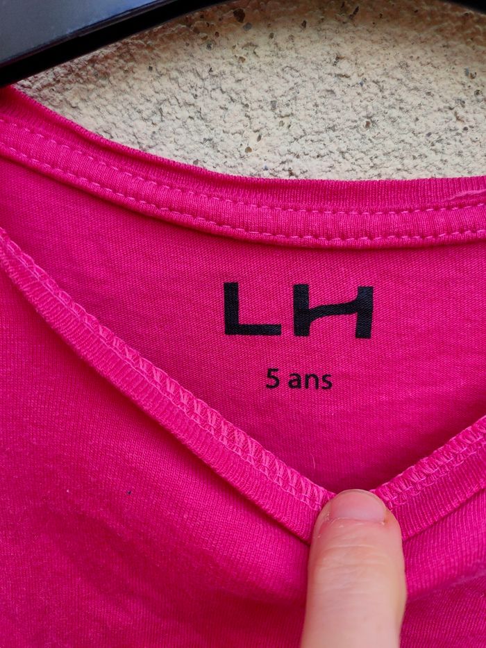 T.shirt fuchsia la Halle taille 5 ans - photo numéro 3
