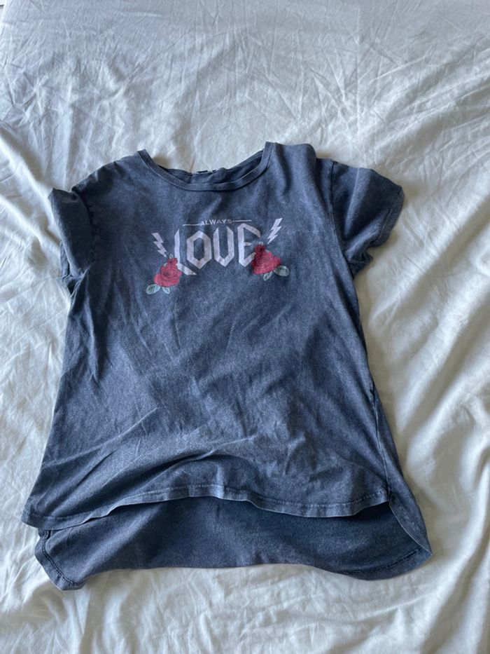 T-shirt gris imprimé “LOVE” roses rouges
