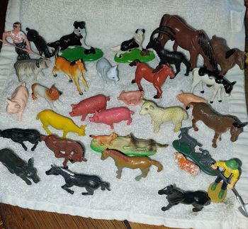 lot miniature figurine animaux de la ferme et fermiers plastique cochon chien cheval mouton vach