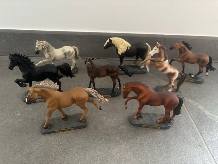 8 chevaux de collection en résine - photo numéro 2