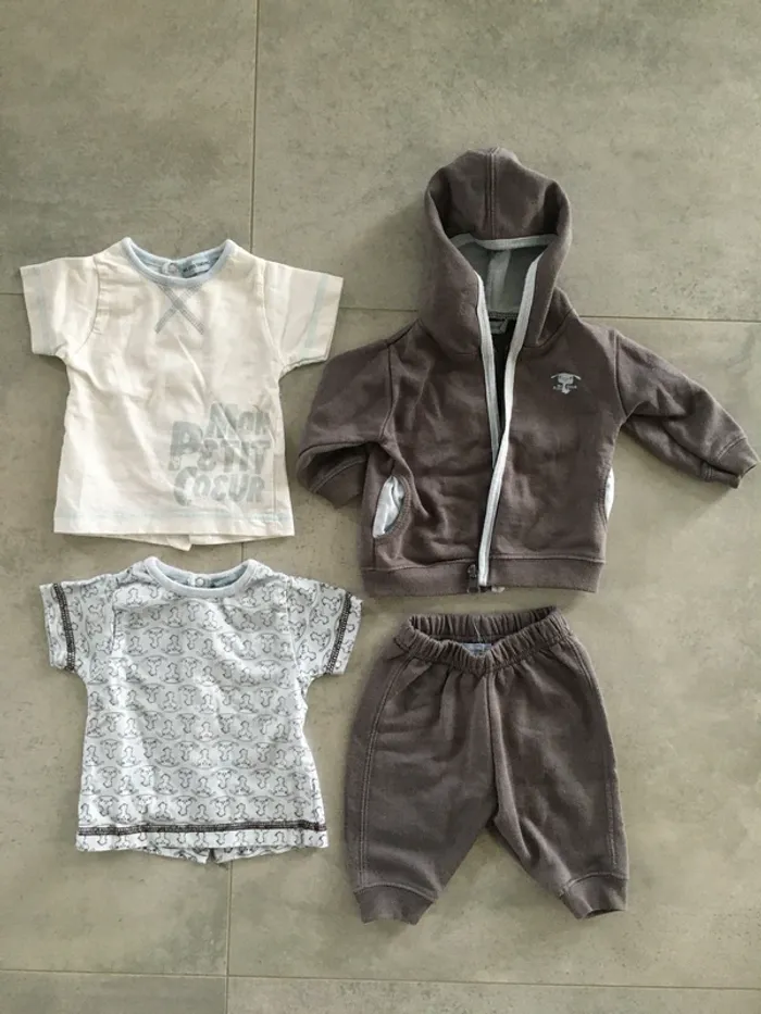 Ensemble jogging + 2 t-shirts  1 mois - photo numéro 2