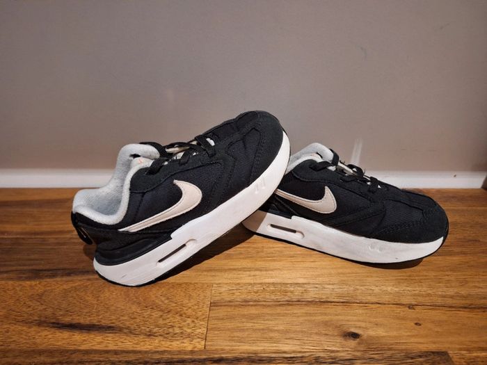 Baskets Nike taille 27