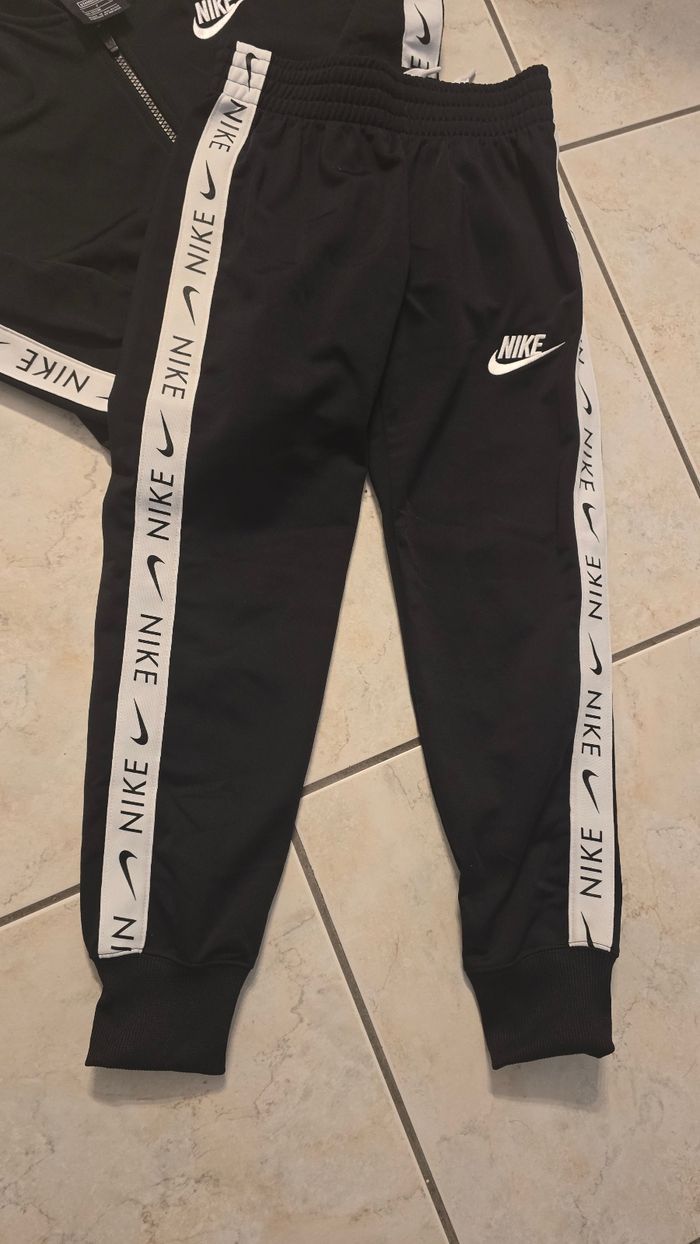 NEUF!!!! (non portés) 🥰😍🤩SUPERBE survêtement MIXTE 8 ans NIKE (prix ferme)⚘️⚘️🤩🤩 - photo numéro 5