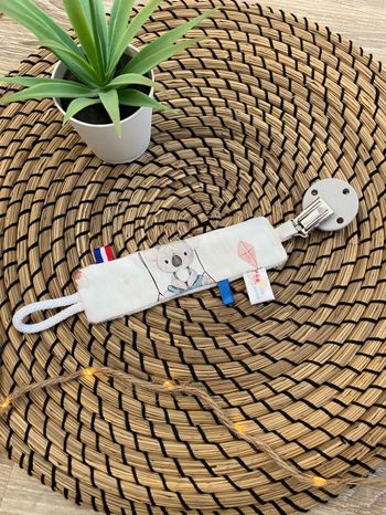 Attache tétine brodée aux normes