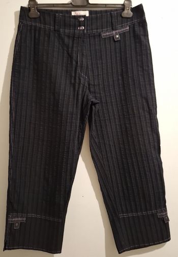 Pantacourt noir à coutures apparentes lilas