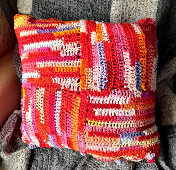 Housse de coussin faite main au crochet multicolore en coton modèle 2 - photo numéro 2