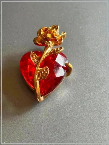 Pendentif cœur avec rose en acier inoxydable