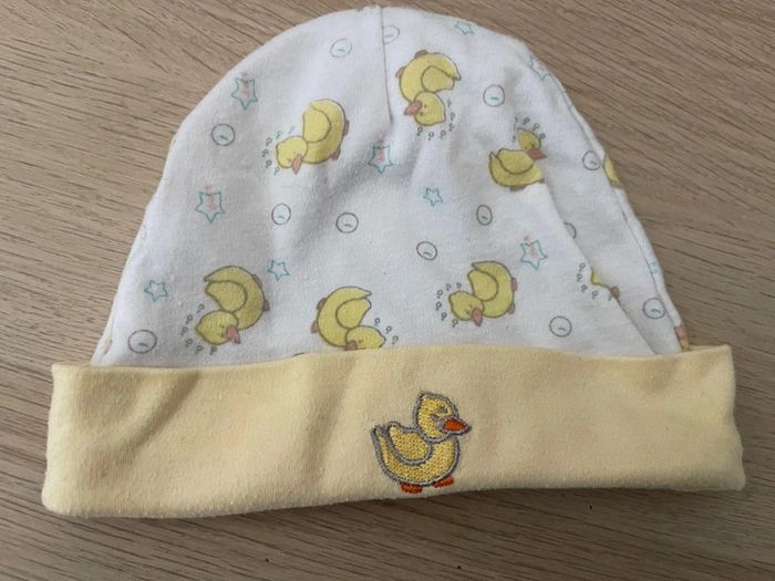 Bonnet avec de petits canards jaunes / naissance