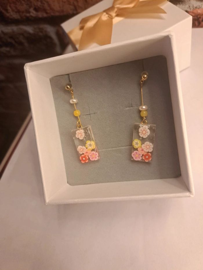Boucles d'oreilles pendante en résine florale multicolore - photo numéro 7