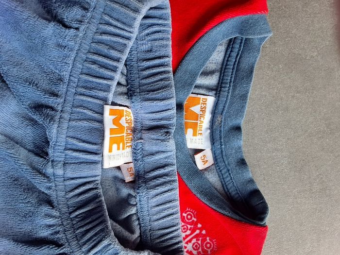 Pyjama velours 5 ans Despicable Minion, Très bon état - photo numéro 3