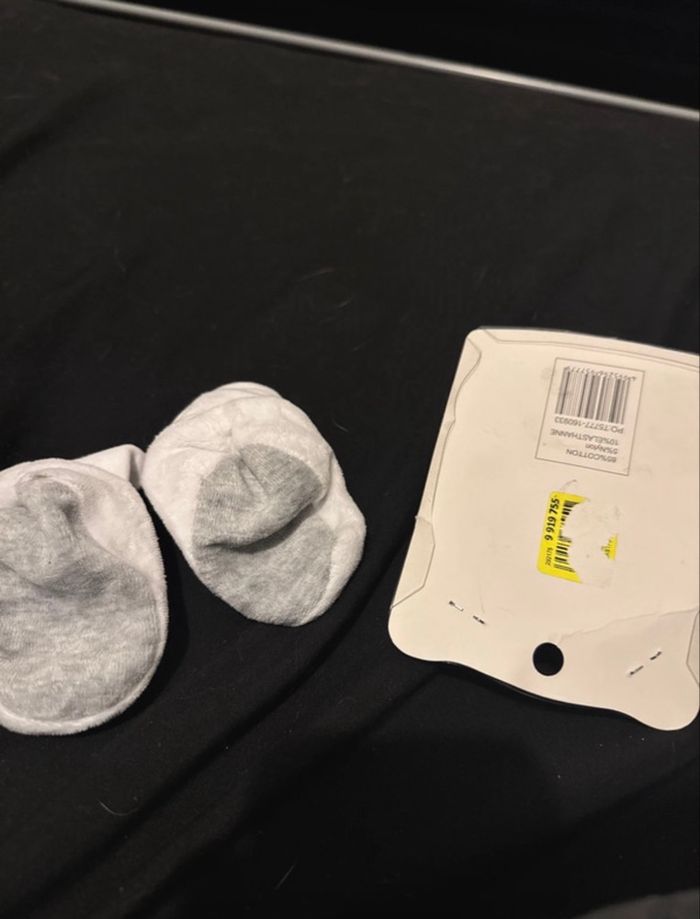 Lot de chaussons, chaussettes - photo numéro 2