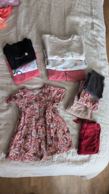 Lot vêtement fille 12 mois de