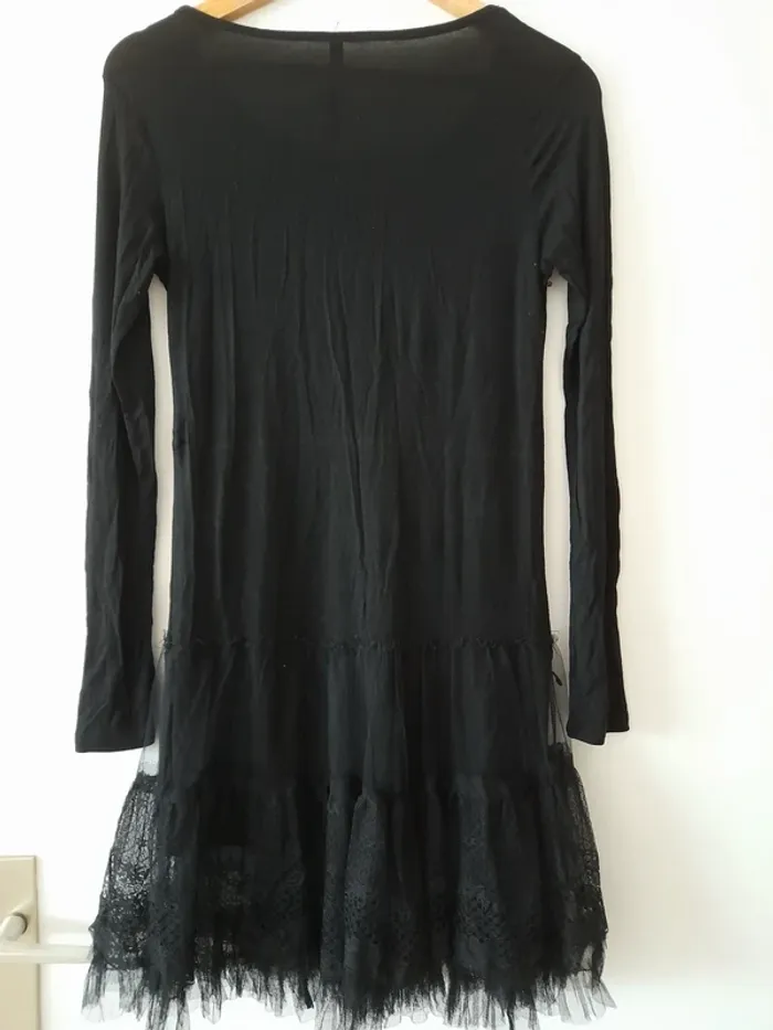 Petite robe noire avec tulle en bas - photo numéro 5