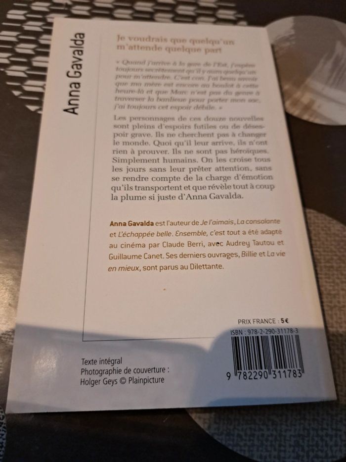 Livre "Je voudrais que quelqu'un m'attende quelque part" d'Anna Gavalda - photo numéro 2