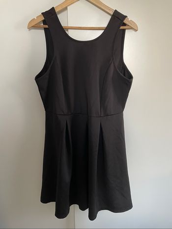 Robe noire dos nu