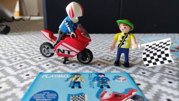 Deux enfants avec Moto de course PLAYMOBIL complet (sans boîte)