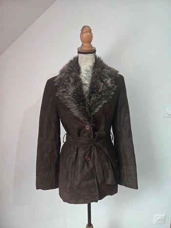 Veste vintage en daim brun avec col en fausse fourrure – Élégance rétro chic