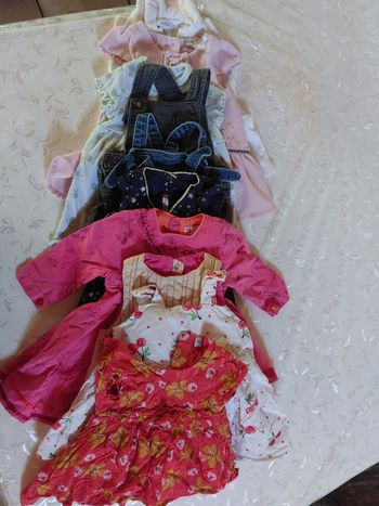 Vends  lot 10 robes bébé fille 6 Mois