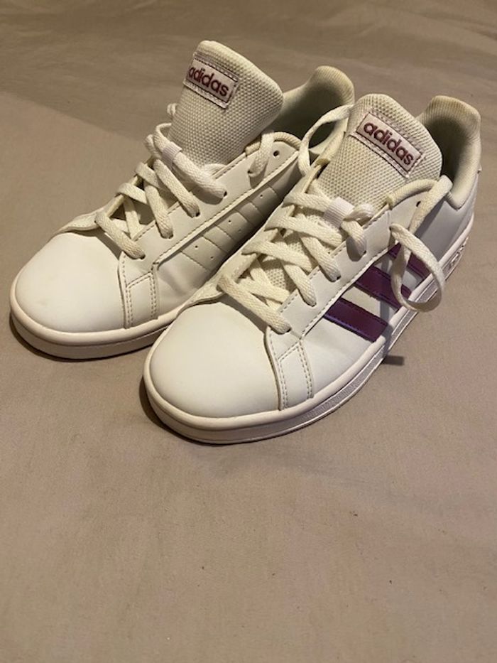 Basket Adidas blanche et rose