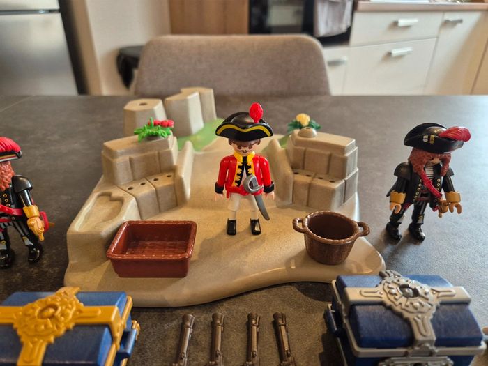 Playmobil Décor avec 3 personnages dont 1 soldat anglais et 2 pirates et accessoires armes or - photo numéro 2