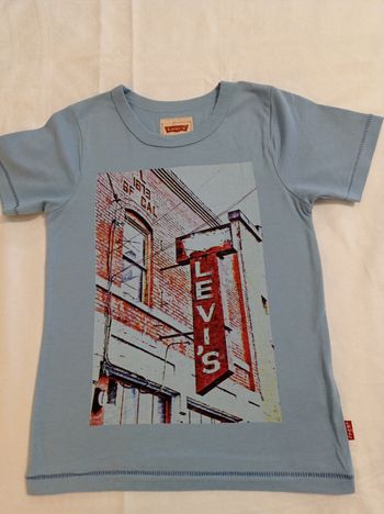 Polo marque Levi's couleur bleu ciel voir photos taille 8 ans