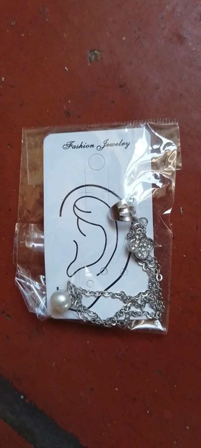 Boucle d'oreille argentée et perle - photo numéro 2