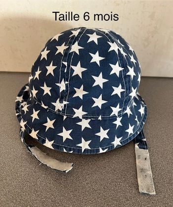 Chapeau bleu étoiles avec attache taille 6 mois