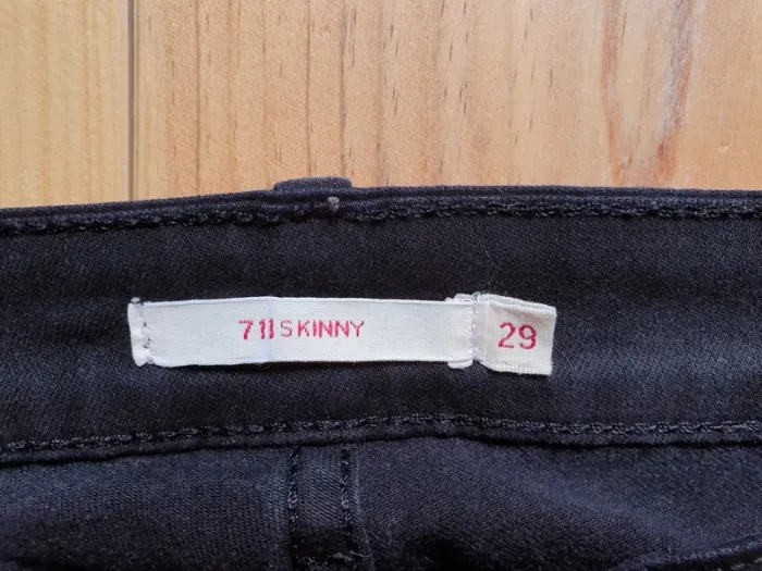 Jean Levi's 511 noir skinny taille 29-30 - photo numéro 2