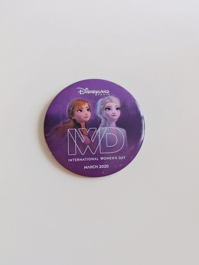 Joli badge reine des neiges fête des mères Disneyland Paris 2020