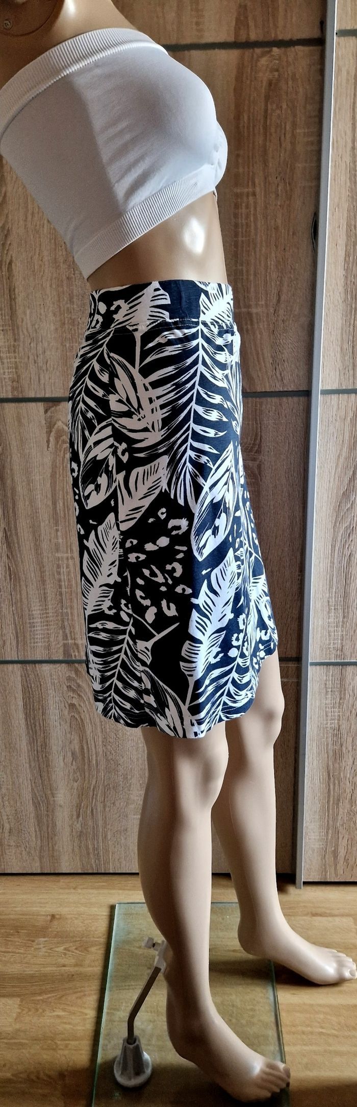 Jupe à fleurs bleu marine Taille 38/40 - photo numéro 4