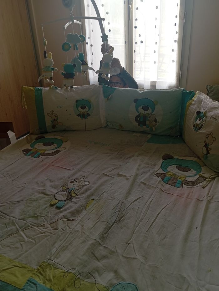 Lot tour de lit+rideaux+mobile musical+gigoteuse