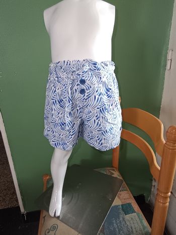 Short cargo bleu et blanc