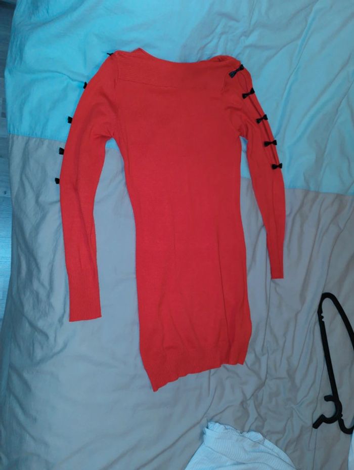 Robe rouge avec détails noeuds noires - photo numéro 6