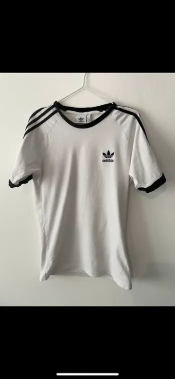 T-shirt Adidas taille S, bon état